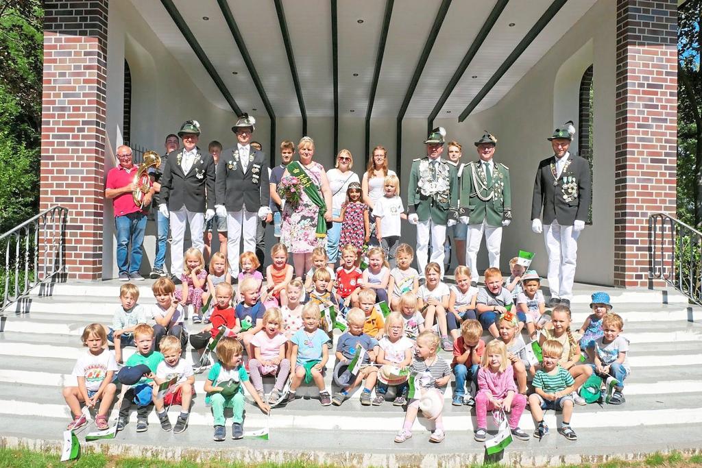 Schuetzen feiern mit Kindergarten Kids Nasser Nachmittag fuer den Adler