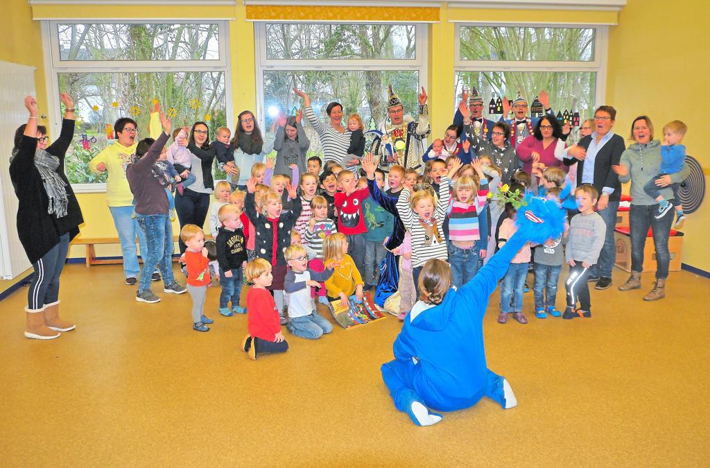 Prinzenpaar in den Kindergaerten unterwegs Naerrische Summen fuer tolle Geschenke
